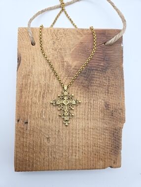Vintage Metropolitan Museum Cleo Cross Pendant Necklace Gold